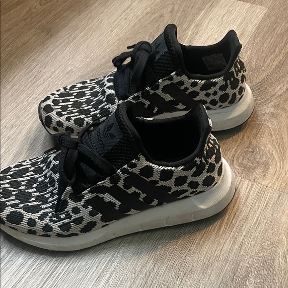 adidas Swift Run 1.0 shoes - Picture 2 of 5